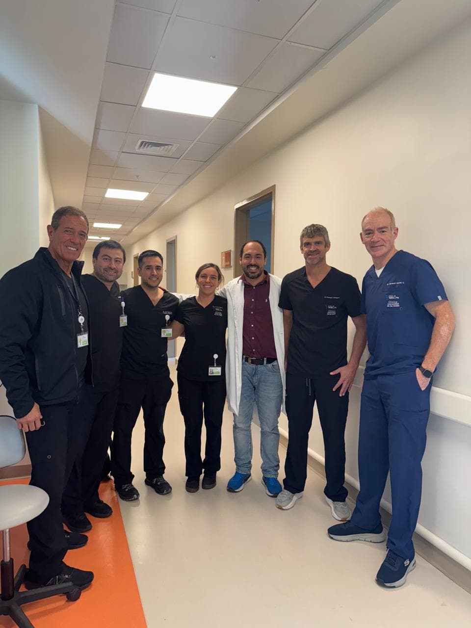 Dr. Vitor Monesi com a equipe cirúrgica durante o fellowship em Santiago