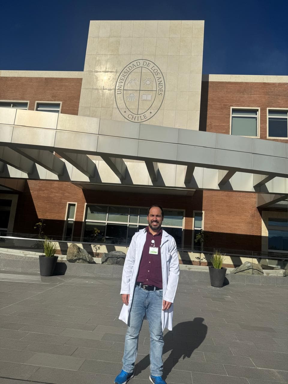 Dr. Vitor Monesi em frente à Clínica Universidad de los Andes, em Santiago