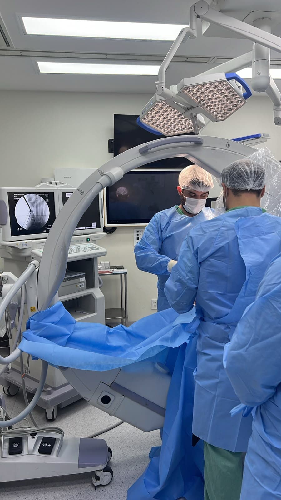 Dr. Vitor Monesi em cirurgia de pé e tornozelo com auxílio de fluoroscopia
