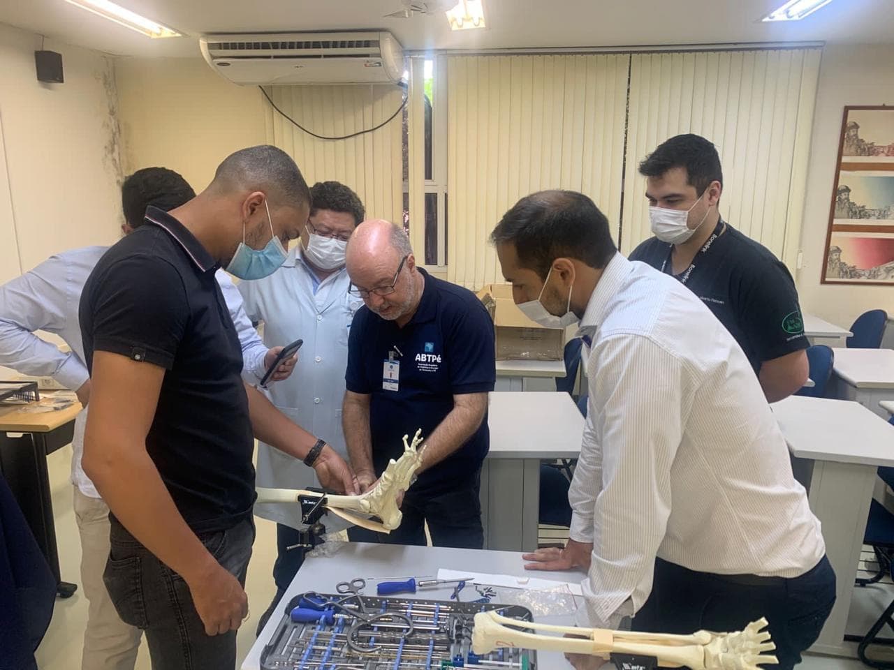 Curso prático de cirurgia do pé com modelos ósseos e instrumental